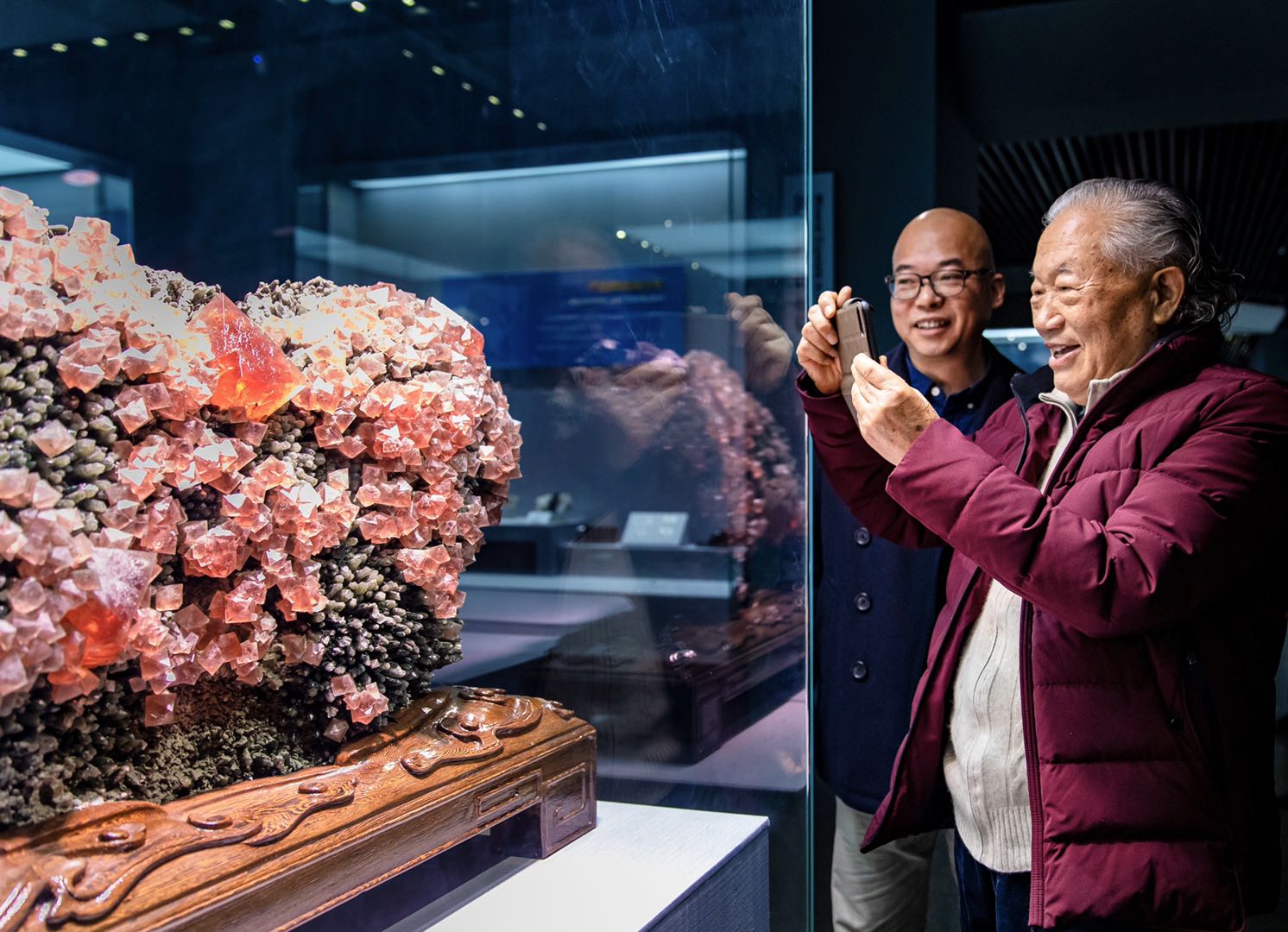 80歲高齡的宋瑞祥老部長蒞臨“湖南省地質(zhì)博物館” 80歲高齡的宋瑞祥老部長蒞臨“湖南省地質(zhì)博物館”